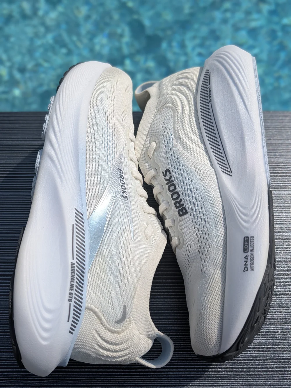 Brooks Adrenaline GTS25 Women's Size 8 Running Shoes Star White Nantucket Chrome